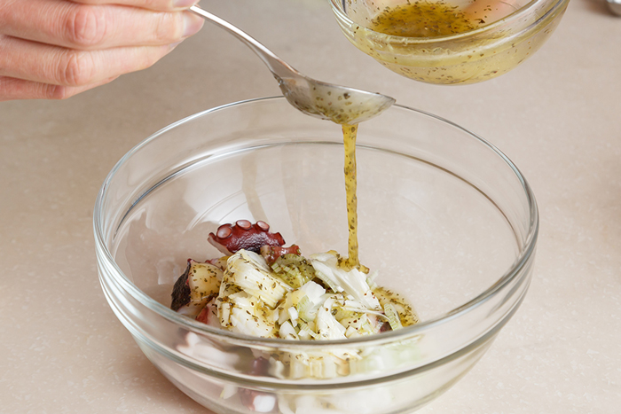 オリーブオイルと調味料をサッと和えれば完成 たこと新玉ねぎのマリネ Sateto さてと
