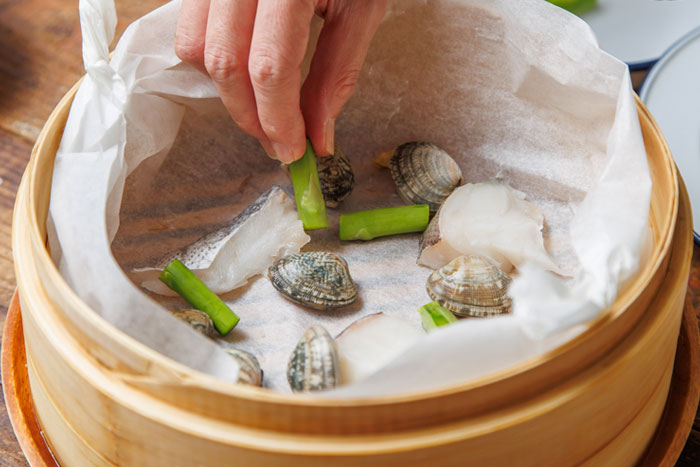 旨みがぎゅっ。簡単せいろレシピ「春野菜と魚介のアクアパッツァ」_画像09