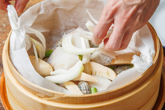 旨みがぎゅっ。簡単せいろレシピ「春野菜と魚介のアクアパッツァ」_画像09