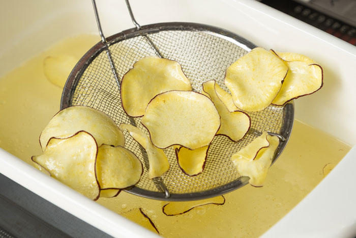 パリパリ食感がクセになる！「さつまいもチップス」_画像04