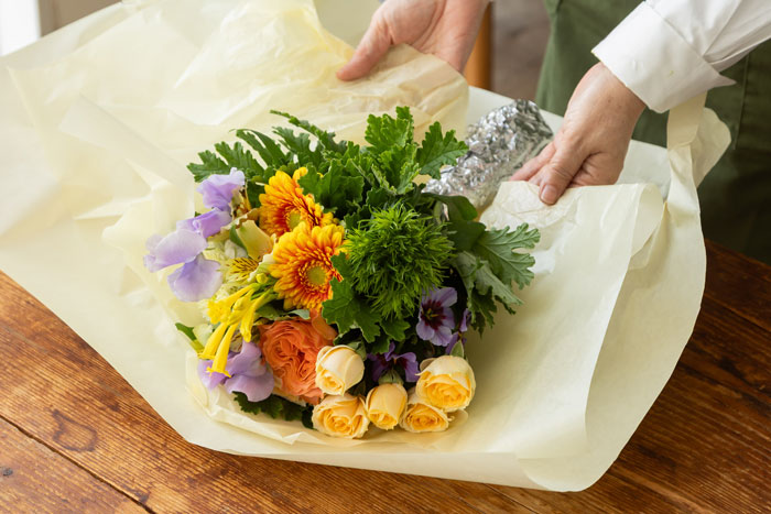 【初心者向け】花屋さん直伝！「花束の飾り方と長持ちさせるコツ」_画像04