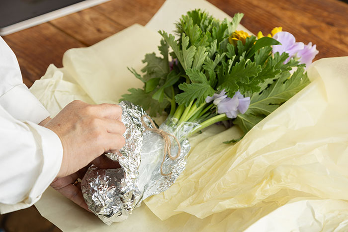 【初心者向け】花屋さん直伝！「花束の飾り方と長持ちさせるコツ」_画像05