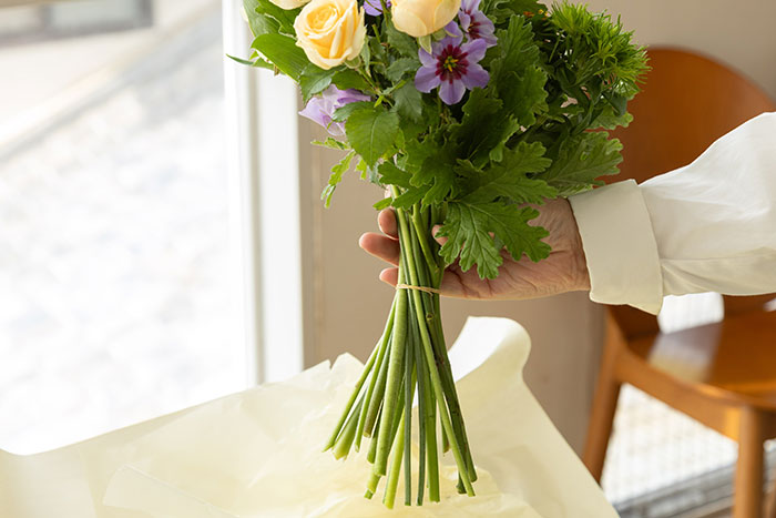 【初心者向け】花屋さん直伝！「花束の飾り方と長持ちさせるコツ」_画像06