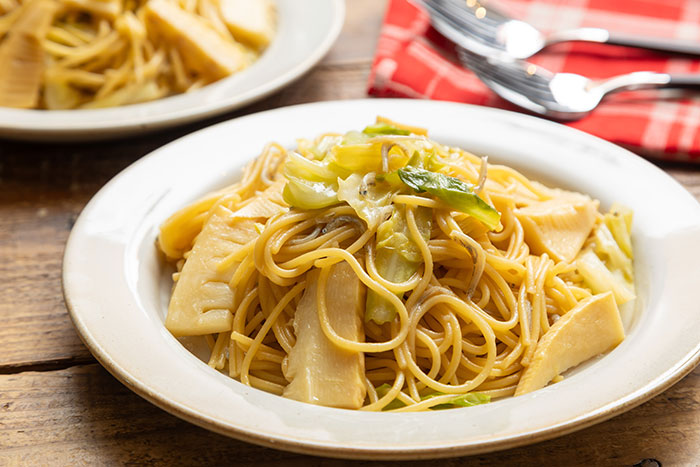 だしの旨みたっぷり！「春野菜としらすの和風ワンパンパスタ」レシピ_画像01