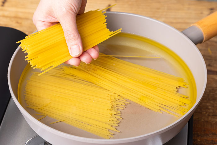 だしの旨みたっぷり！「春野菜としらすの和風ワンパンパスタ」レシピ_画像09