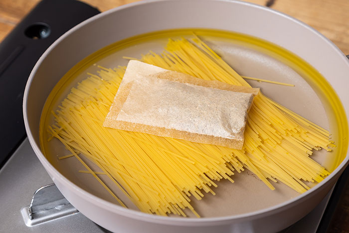 だしの旨みたっぷり！「春野菜としらすの和風ワンパンパスタ」レシピ_画像12