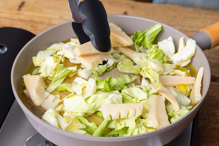 だしの旨みたっぷり！「春野菜としらすの和風ワンパンパスタ」レシピ_画像12