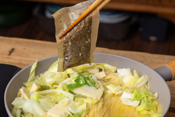 だしの旨みたっぷり！「春野菜としらすの和風ワンパンパスタ」レシピ_画像12