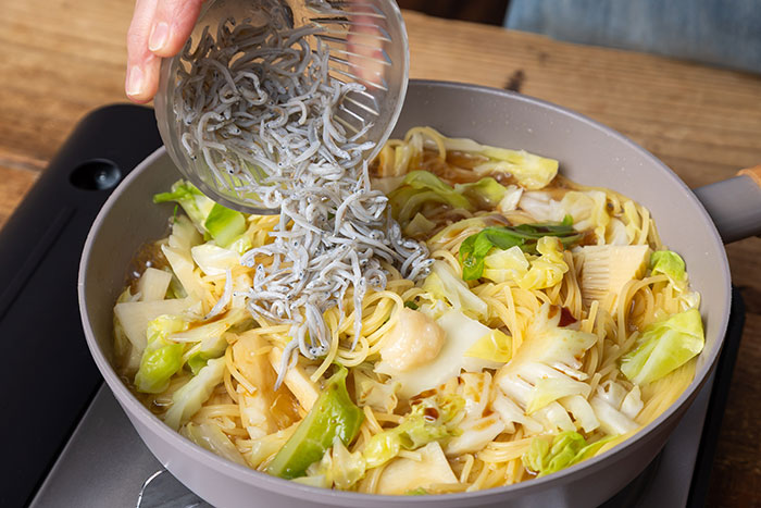 だしの旨みたっぷり！「春野菜としらすの和風ワンパンパスタ」レシピ_画像12