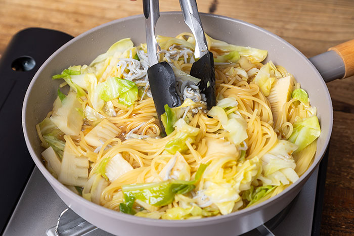 だしの旨みたっぷり！「春野菜としらすの和風ワンパンパスタ」レシピ_画像12