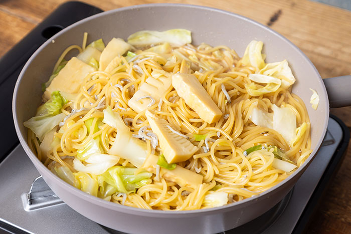 だしの旨みたっぷり！「春野菜としらすの和風ワンパンパスタ」レシピ_画像12