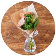 【初心者向け】花屋さん直伝！「花束の飾り方と長持ちさせるコツ」_水揚げの画像