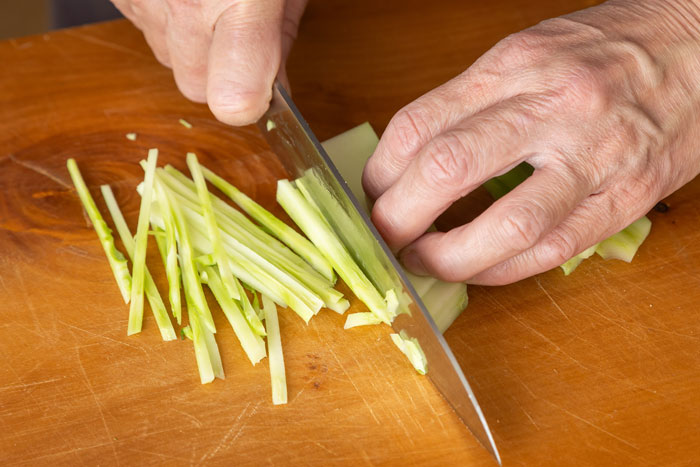 ブロッコリーを味わい尽くす！5分で完成「おかかチーズ和え」と、茎がおいしい「本格ナムル」_画像04