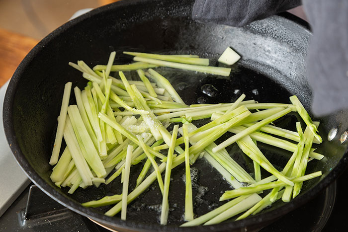 ブロッコリーを味わい尽くす！5分で完成「おかかチーズ和え」と、茎がおいしい「本格ナムル」_画像06