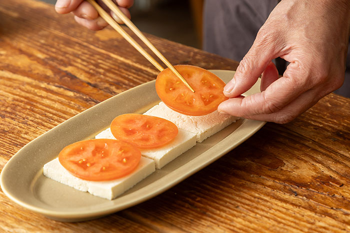 トマトの甘みをさっぱり味わう「トマトと焼きナスのポン酢かけ」と「トマトのはちみつマリネ」レシピ_画像06