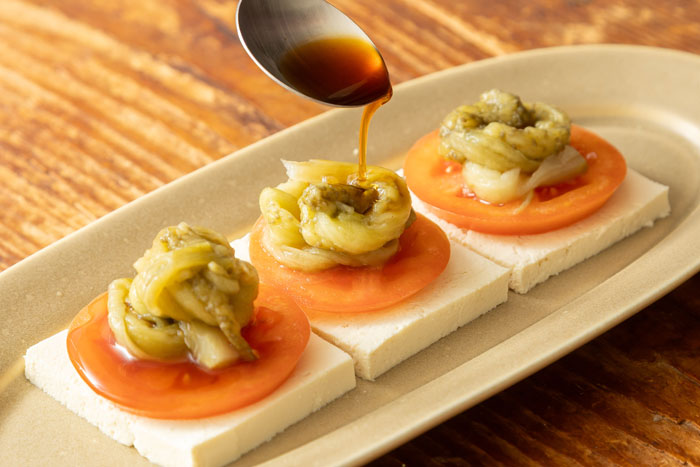 トマトの甘みをさっぱり味わう「トマトと焼きナスのポン酢かけ」と「トマトのはちみつマリネ」レシピ_画像06