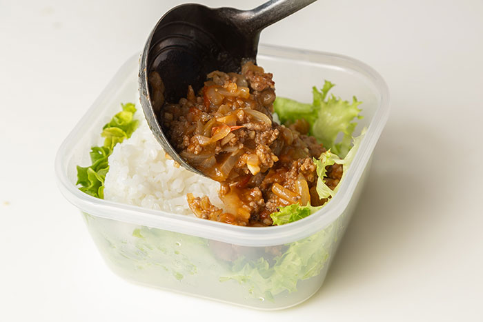 夕食で多めに作って朝楽々！「キーマカレー弁当」と彩りピクルス_画像04