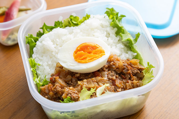 夕食で多めに作って朝楽々！「キーマカレー弁当」と彩りピクルス_画像04