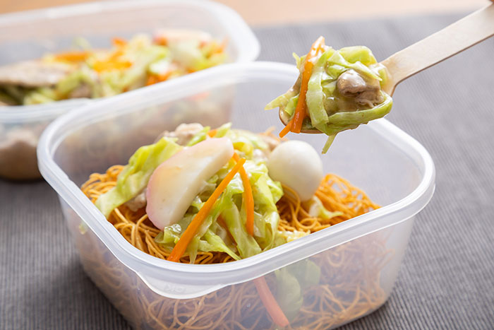 パリパリ食感をキープ!職場でレンチン「皿うどん弁当」_画像01