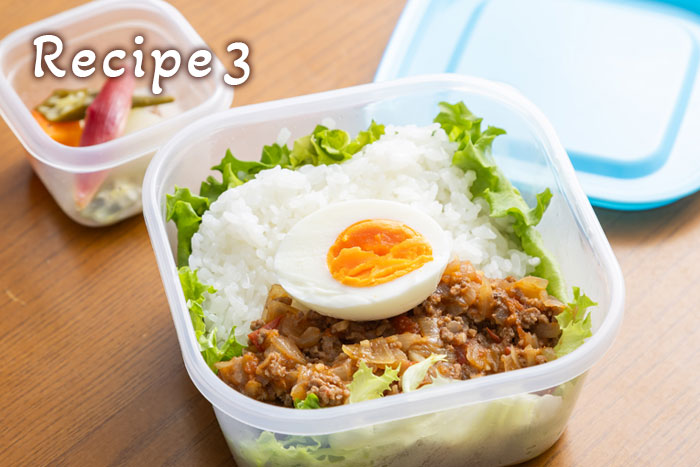 スパイスを効かせた「キーマカレー弁当」と彩りピクルス_画像