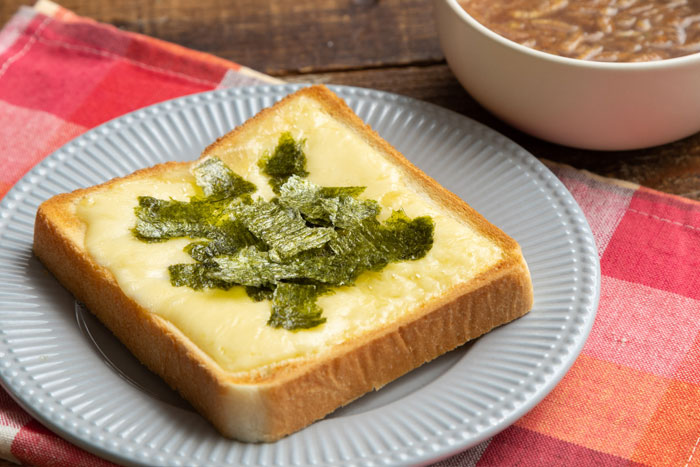 とろけるスライスチーズのお手軽レシピ2種。「さばチーピーマン」と「海苔チートースト」_画像02