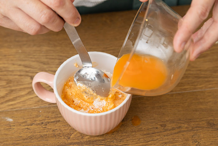 レンジで約1分！ホケミ×人参ジュースで卵なしの「マグカップ蒸しパン」_画像04